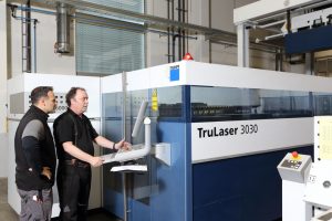 Arbeiten mit der TruLaser 3030. Routinierter Einsatz modernster Technik ist der Garant für höchste Qualität.
