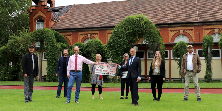 7050 Euro Spende der KSK, APROS, LEMKE hören, Bühler Baum und Garten, myStorage und Landgraf Immobilien an Spendenparlament Reutlingen e. V.
