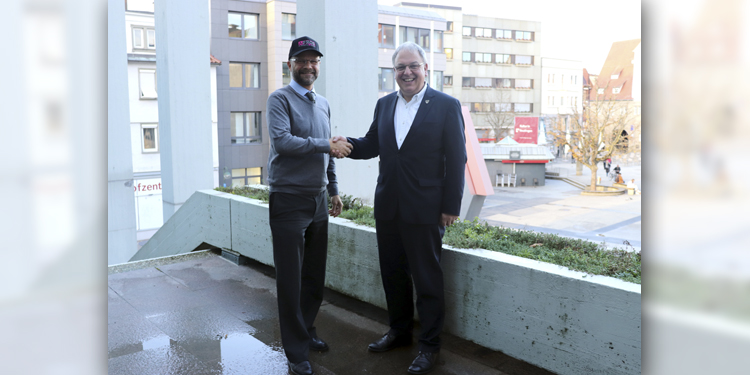 Kurator Volker Feyerabend begrüßt neuen Botschafter des Reutlinger Spendenparlament Oberbürgermeister Thomas Keck